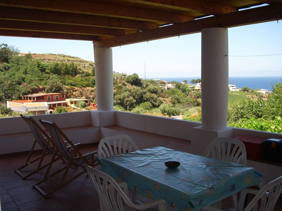 terrazzo naturalistico con vista mare