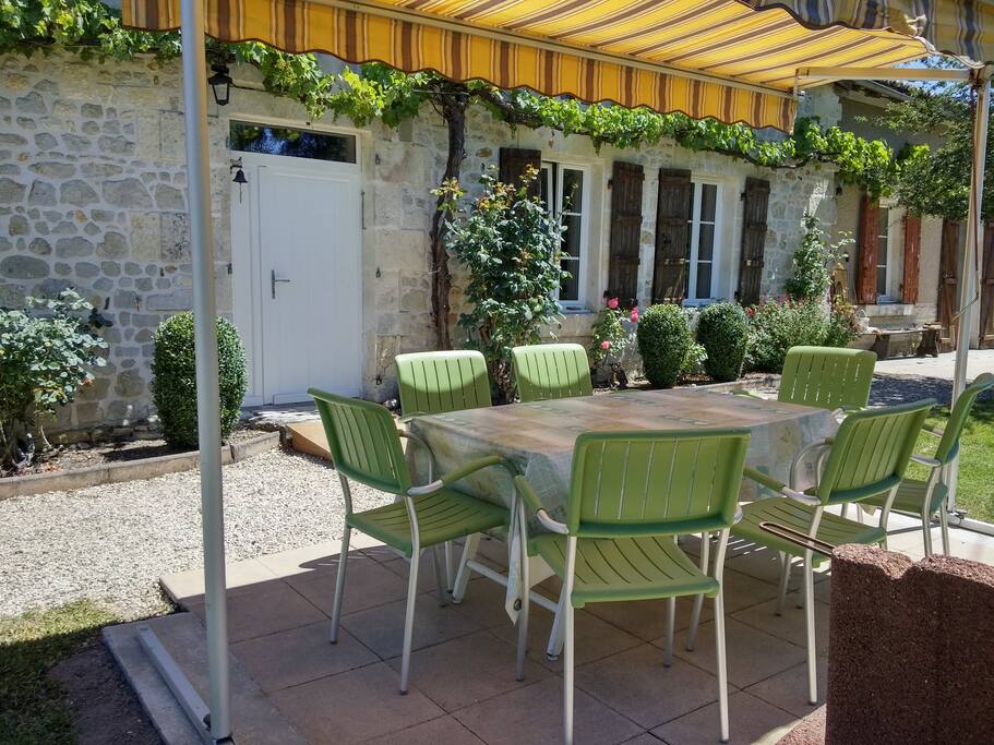 La table extérieure, devant la maison