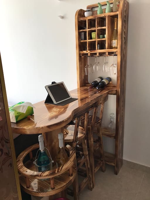 沙发旁的吧台