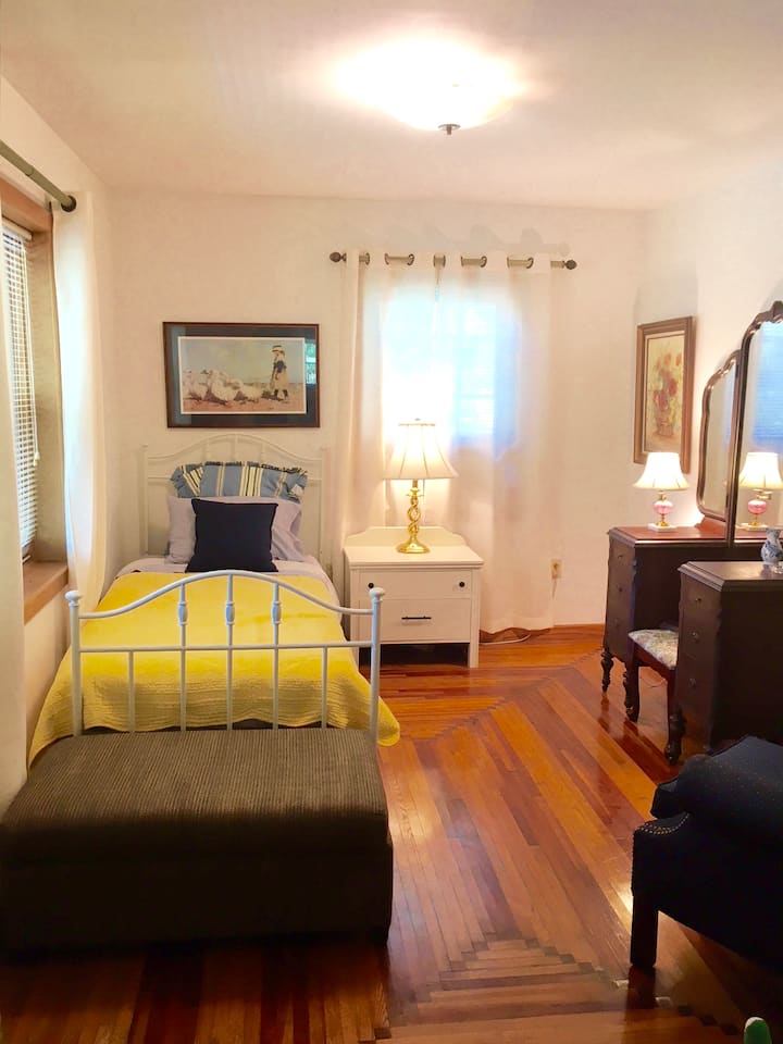 Front Bedroom - Twin Bed