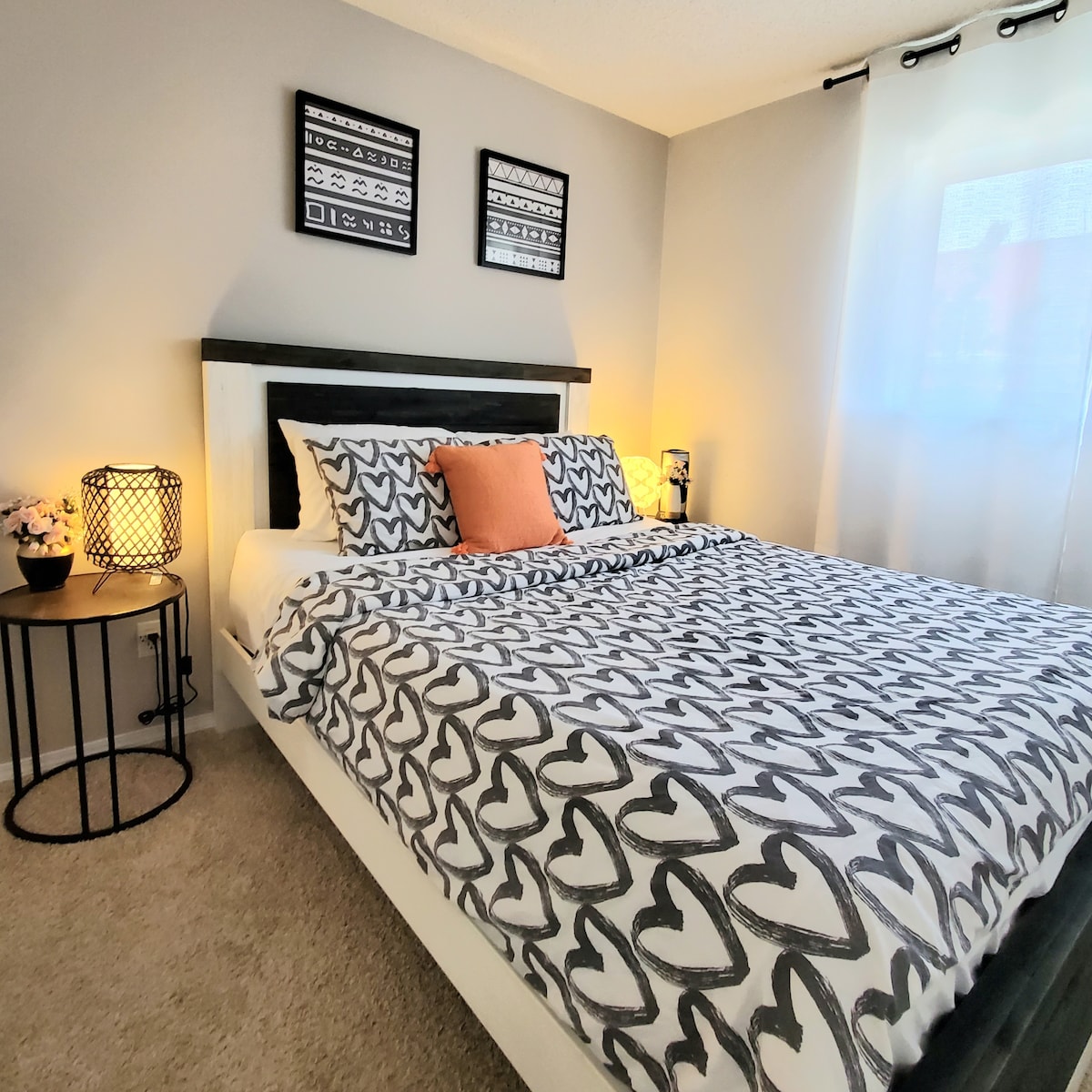 Spálňa č.2: manželská posteľ Queen so šatníkom