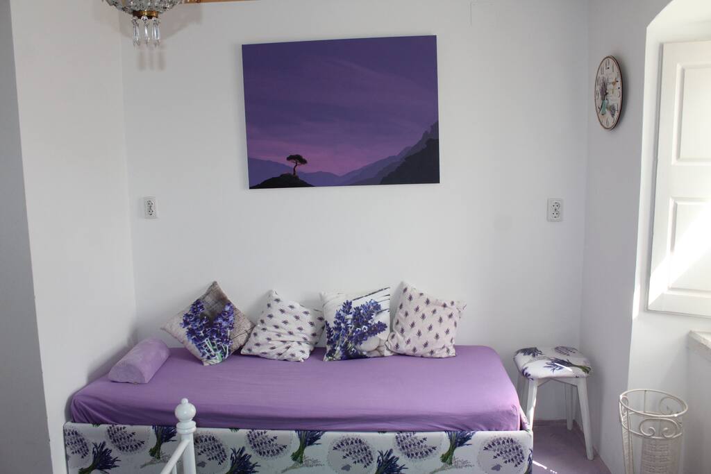 Third bed in triple room