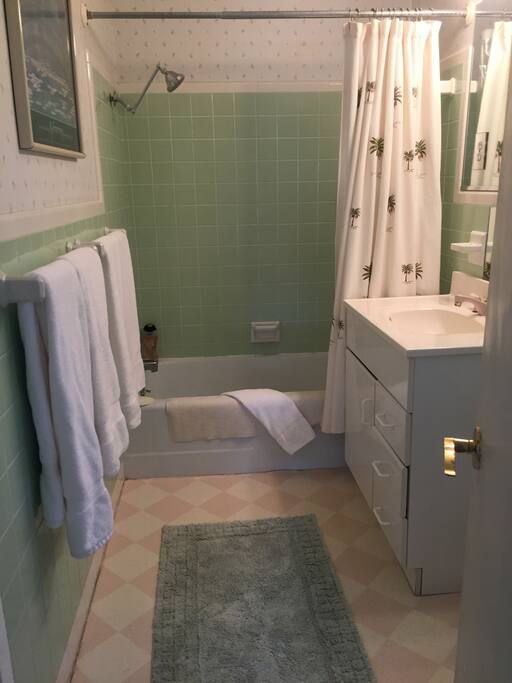 Private connecting full bath.