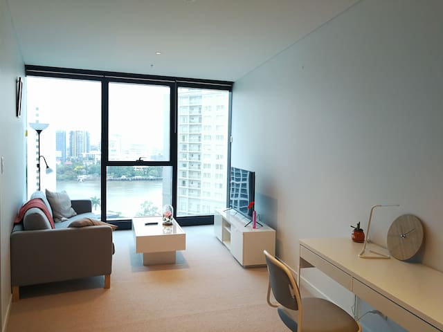 Stunning CBD Riverview Apartment