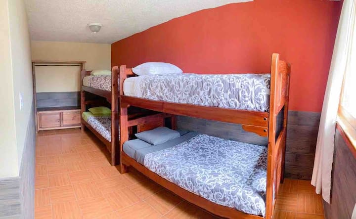 غرفة الطابق الأرضي الثاني 
البيت الرئيسي 
أربعة أسرّة بطابقين من  1 1 1/2 