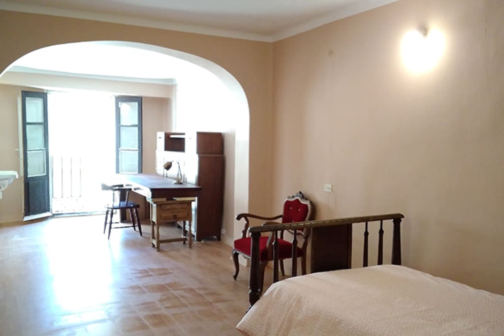 Dormitorio lavabo, escritorio y balcón en una pieza