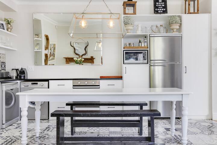 White Cottage, Bishopscourt gallery image 2