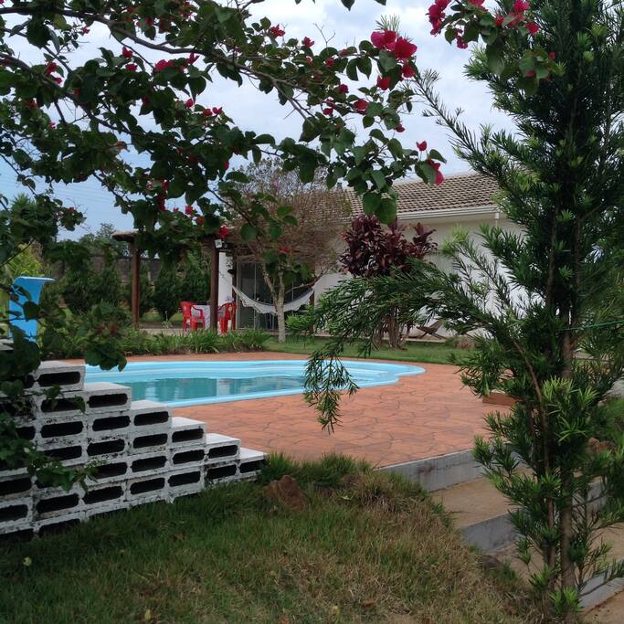 Casa de hóspedes e piscina.
