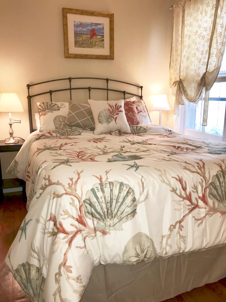 חדר שינה זוגי בקומה הראשית עם חדר רחצה צמוד. 