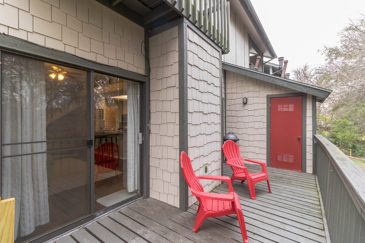Creekside Retreat! Nature, Tree's, Yard, Pet's ok.