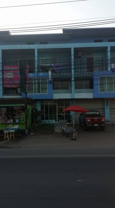 the 2nd floor is a 2-mattress room ,guest will use a toilet on the 1st floor.
the 3rd floor compost of a 2-mattress room with bathroom and a 1-mattress room with bathroom