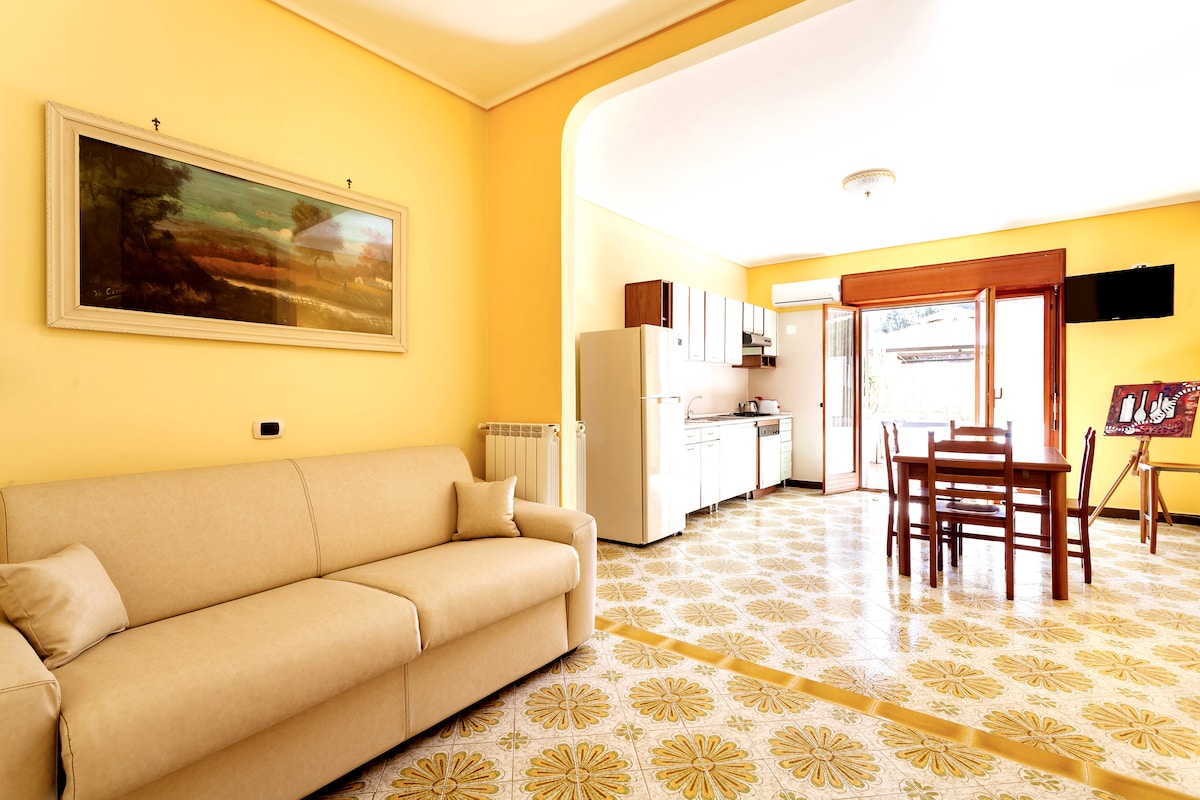 Proprietà Airbnb di successo: Central Sorrento, 2BR 2BT Flat, Sleeps 4, terrace a Sorrento