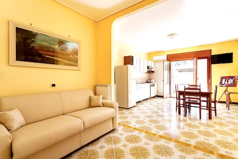 Proprietà Airbnb di successo: Central Sorrento, 2BR 2BT Flat, Sleeps 4, terrace a Sorrento