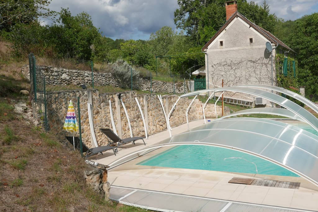 Le Petit Fonfroide et sa piscine couverte par un abri