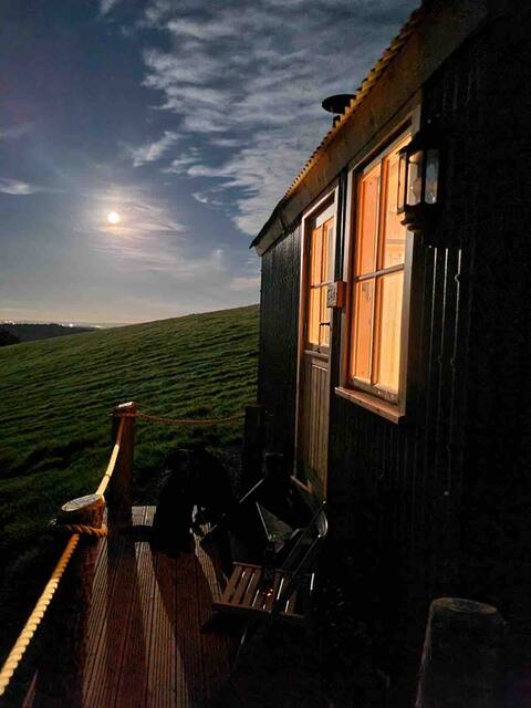 Oak - shepherds hut, big sky and great views