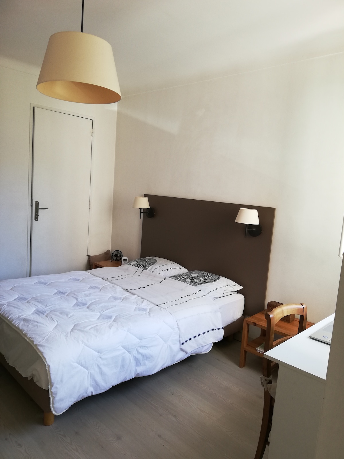 1. spálňa, 140 lôžok, písací stôl a šatník