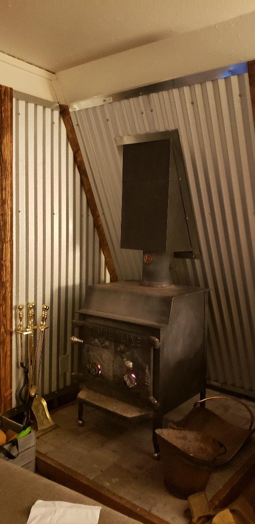 Огромен шпорет на дрва за да биде топло и пријатно навечер.