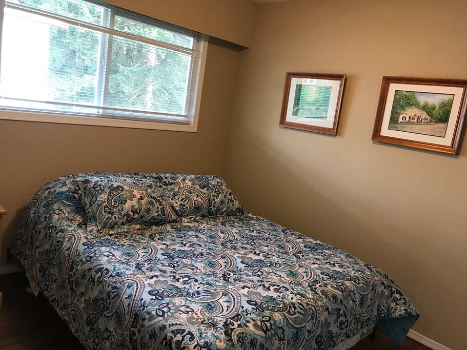 Second bedroom offering a pleasant size room with a comfy queen bed!