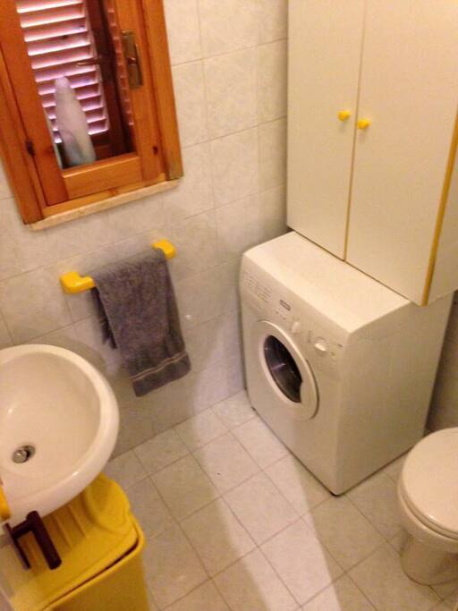 Bagno piano terra con lavatrice