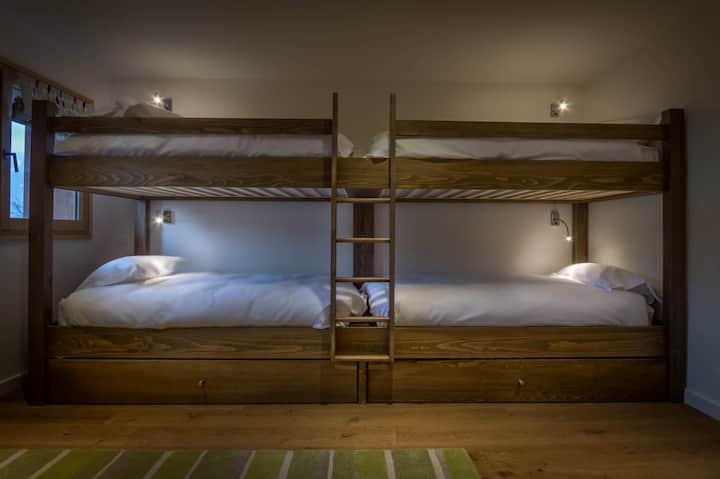 غرفة نوم 5: 4 أسرّة بطابقين كاملة الحجم مع حمام داخلي