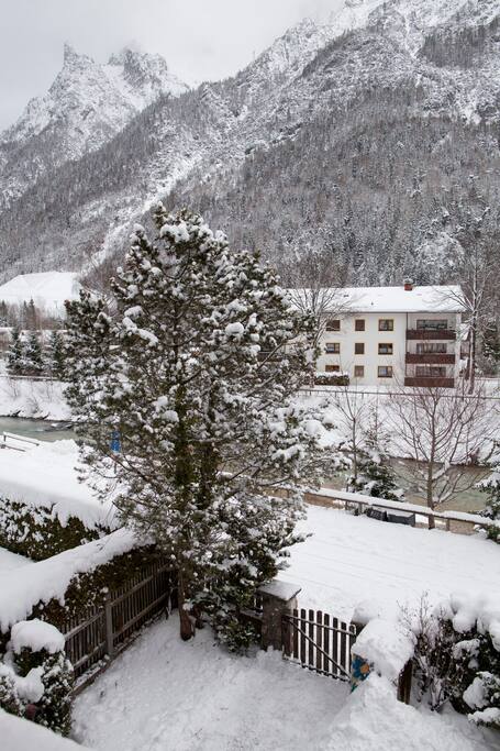 Das Haus befindet sich direkt an der Isar, das Karwendelgebirge ist nur einige hundert Meter entfernt.
The house is situated directly next to the Isar river. Mount Karwendel begins only a few hundred meters away.