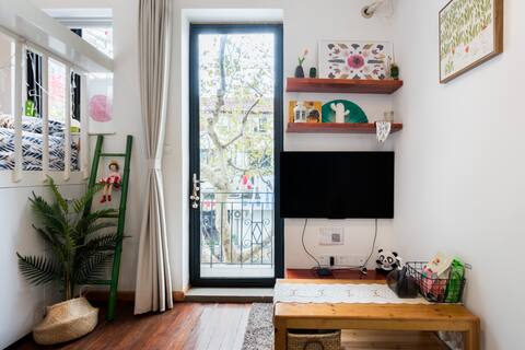 ［大折扣］高评分老上海弄堂洋房/住进梧桐树下/独享惬意小阳台/市中心好位置/近淮海路/网红店