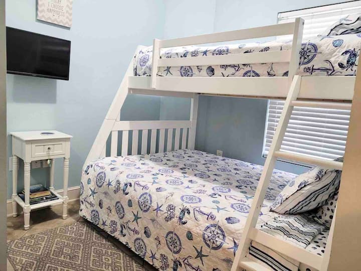 Lits jumeaux très confortables sur un lit double - les enfants adorent ! ! 
Veuillez surveiller vos enfants lorsqu'ils se trouvent sur le lit superposé supérieur. La limite de poids maximale sur le lit supérieur est de 175 lb