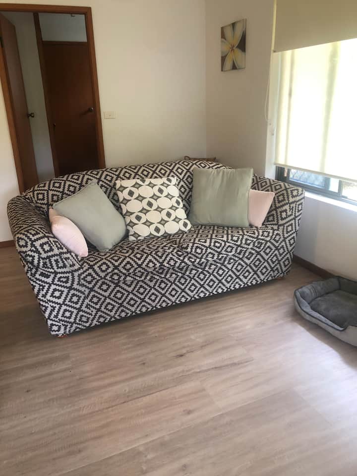 ספה נפתחת נפתחת (עם מזרן קצף דק) בסלון 2 עם כיסוי נשלף. מתאים לילד אחד.