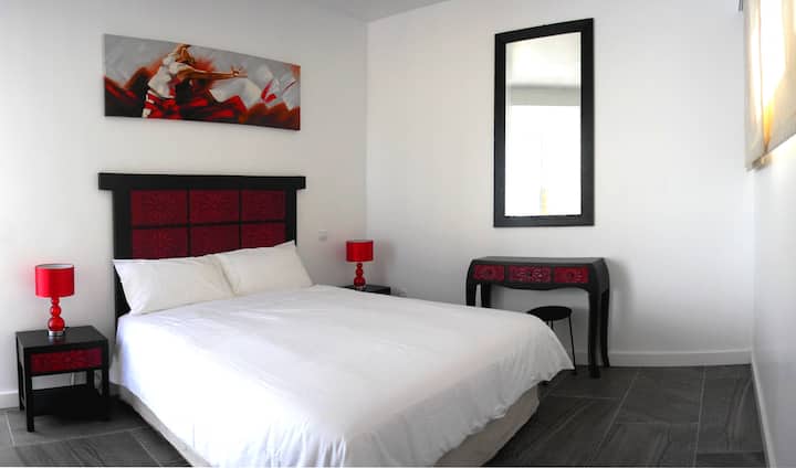 Chambre 4 : 
suite lune de miel avec terrasse privative et salle de bain privative avec salle de bains privative.