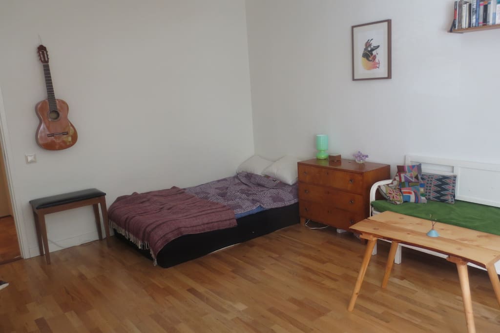 Here you will find a bed for two with clean sheets.