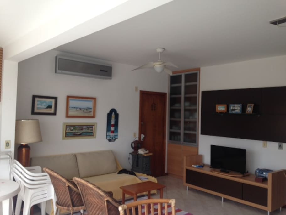Sala com sofá cama e TV