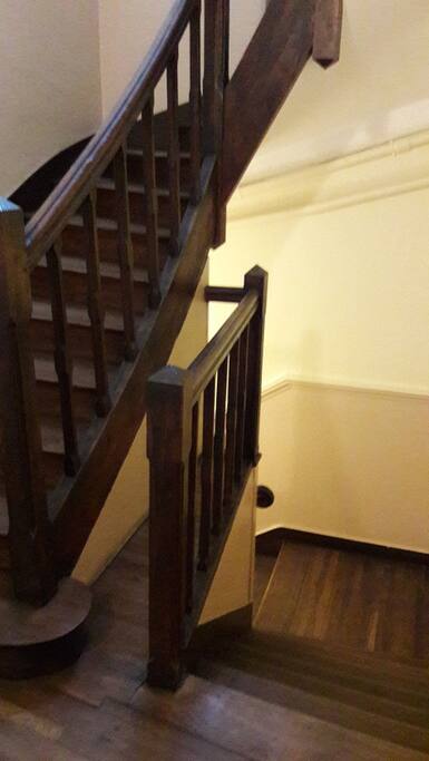 bel escalier en bois jusqu'au 4ème étage
