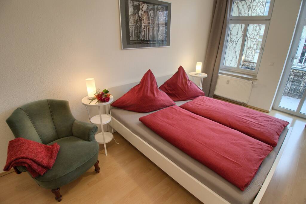 Vom großzügigen Schlafzimmer zum Hof gelangen Sie auf den Balkon