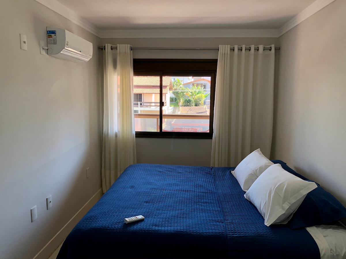 Cama tamaño king en la suite 