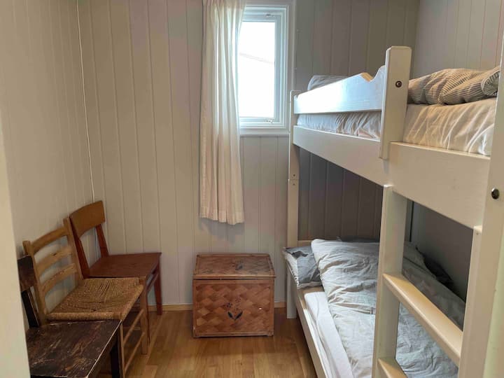 Dormitorio junto a la sala de estar, litera y posibilidad de sacar el colchón en el piso.