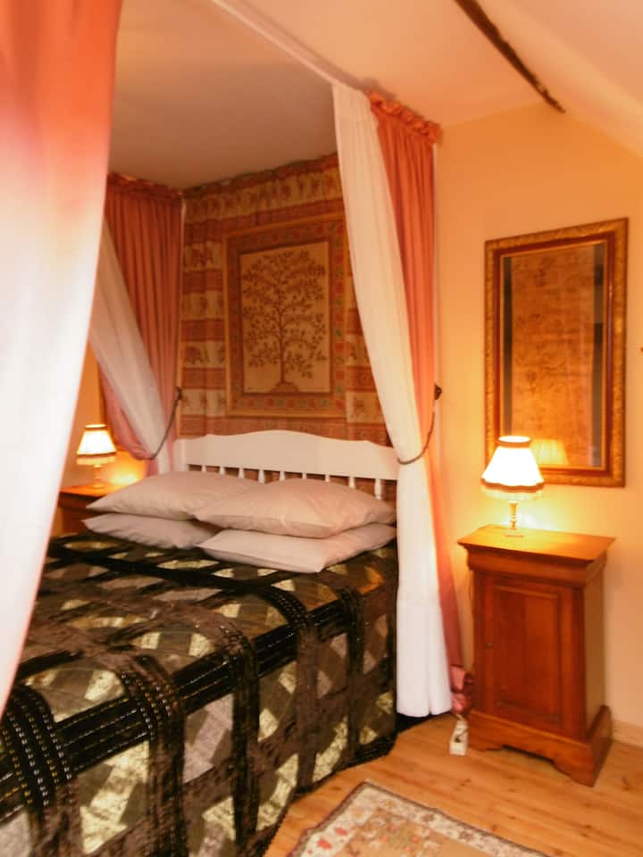 غرفة نوم مزدوجة في الغرفة العلوية