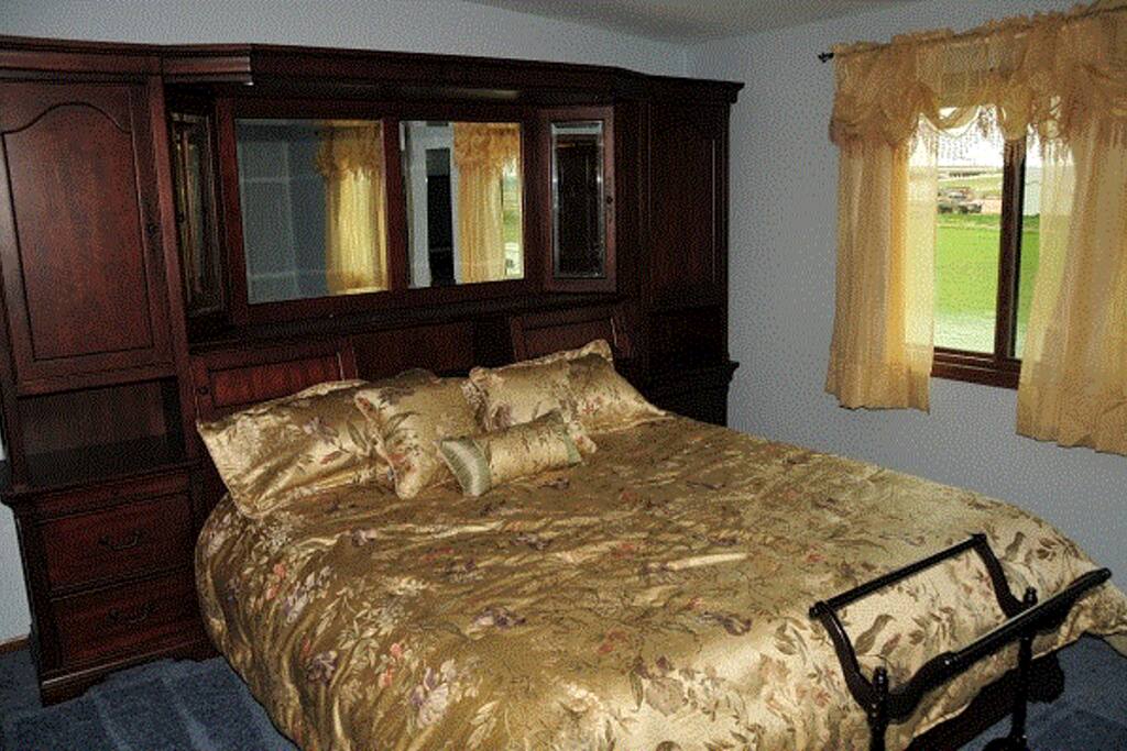 Yes, this is a King size Tempurpedic bed...what you don't see is the other 60" TV that you can lay back and watch.