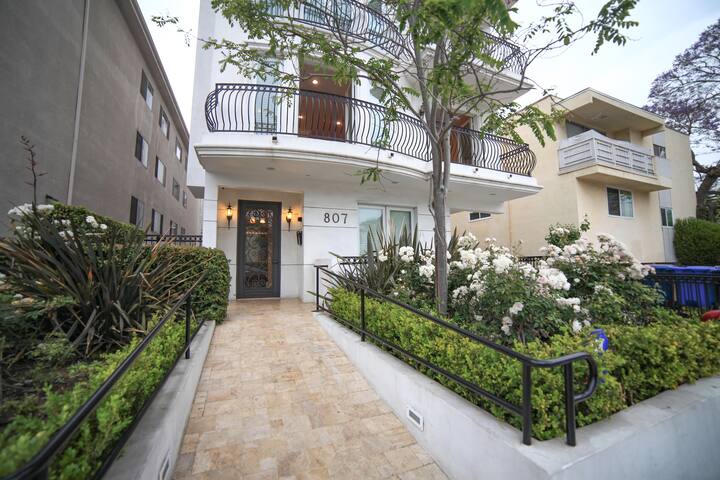 Grand Luxury Chic Unit Beverly Hills Adjacent gallery image 4