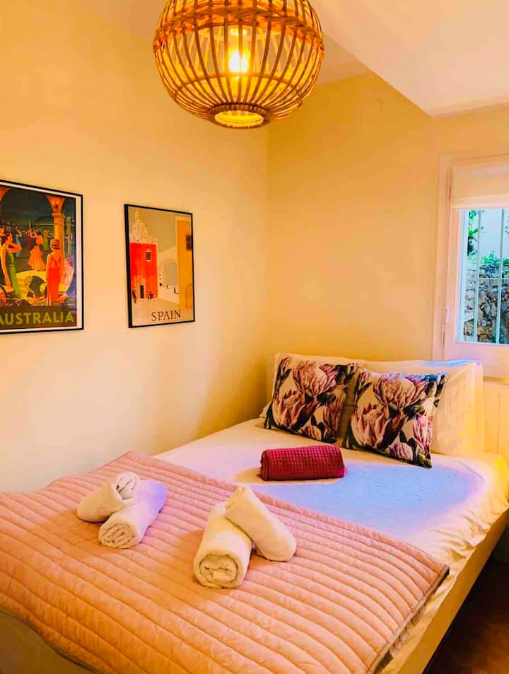 Bekvämt ställe med dubbelsäng