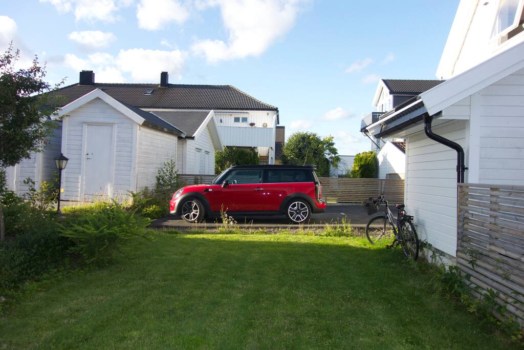 Egen parkering. Kan låne ekstra parkeringsplass av naboen direkte ved siden ved behov.