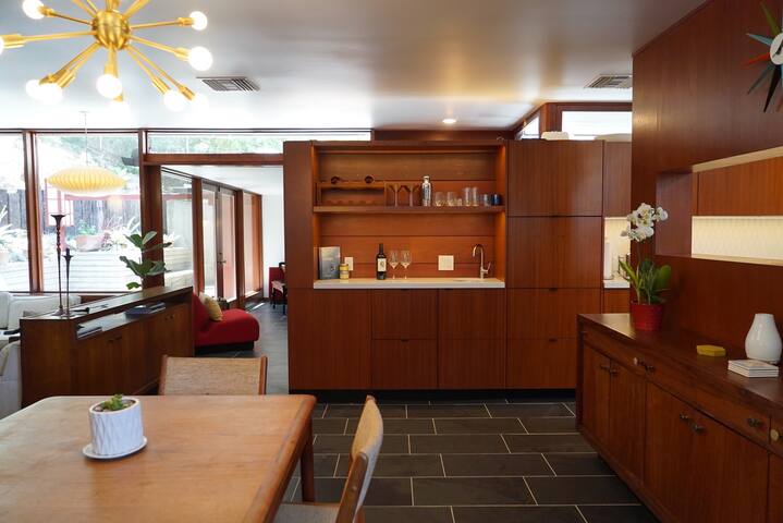 Mid Century Architectural Gem in Woodland Hills gallery image 3
