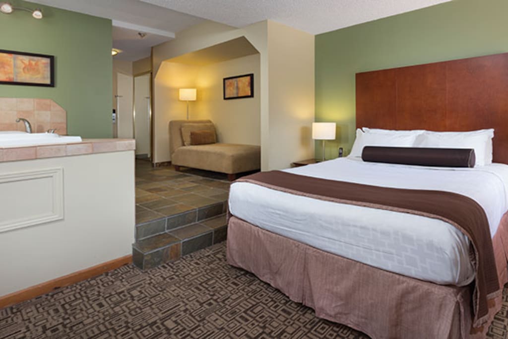 Queen bed with sitting area and Jacuzzi tub