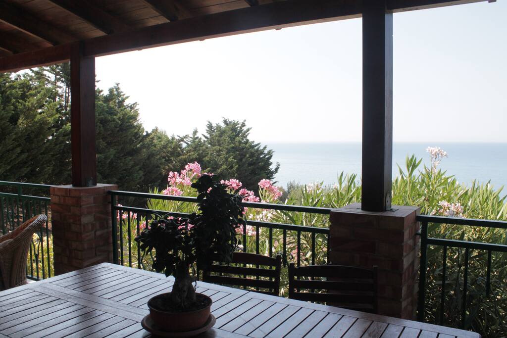 veranda con tavolo da pranzo