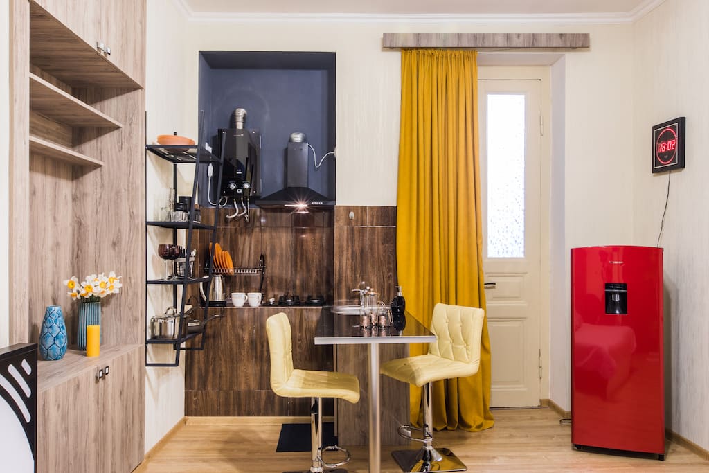 A cozy corner where you can enjoy your coffee in the morning or cook some simple dishes. An elegant freezer has plenty of space to keep your groceries and beverages in it.