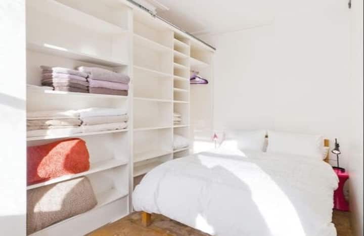 Light Light Light...
And Lovely crisp fresh linens and towels...