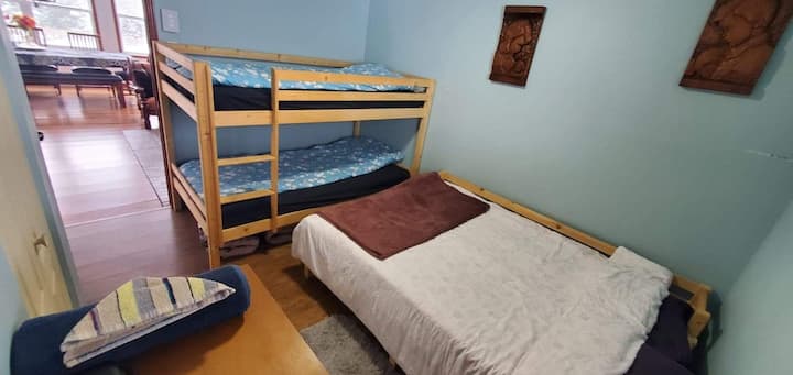 Спалня с двойно легло и 2 детски легла.