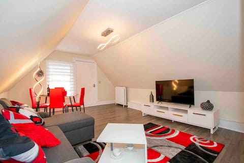 Cozy with a deck - downtown/parking/T stop/beach