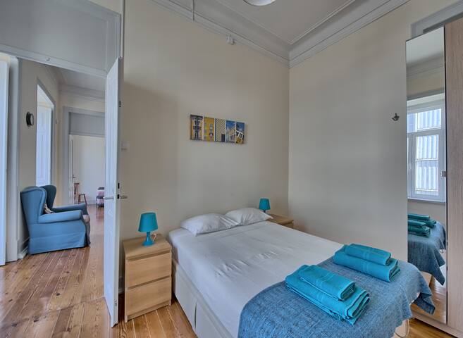 Kings Apartment – City Center w/ metro at the door gallery image 4