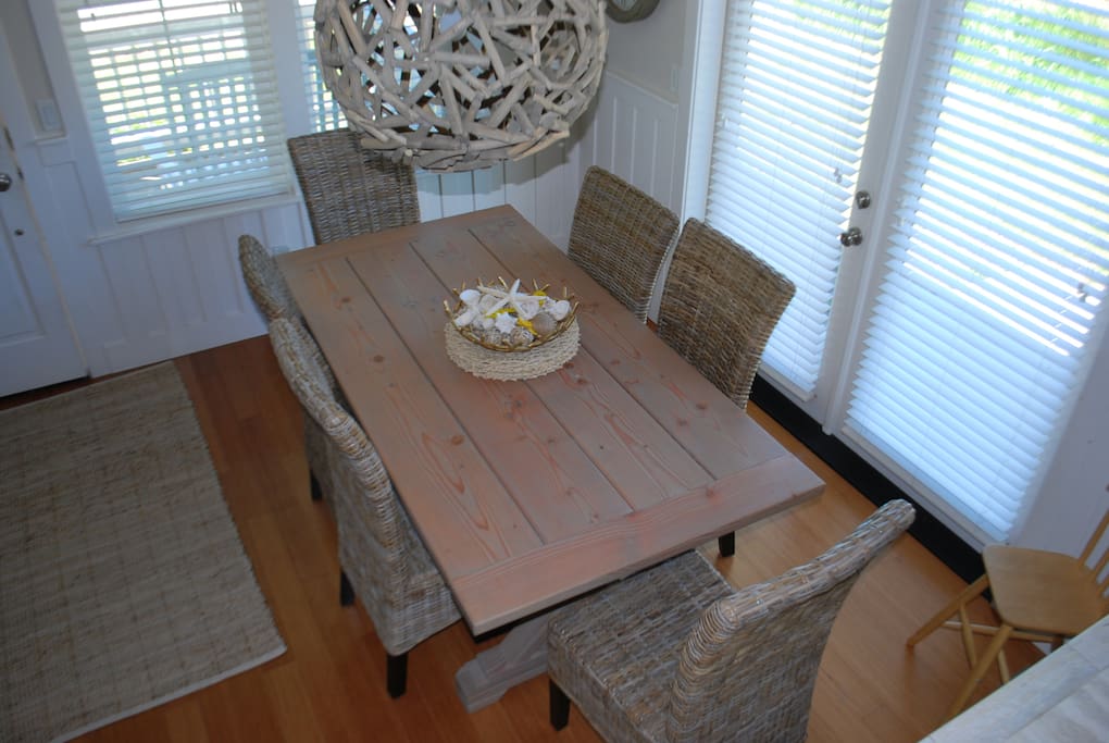 Great dining area with french doors that lend itself to indoor/outdoor dining