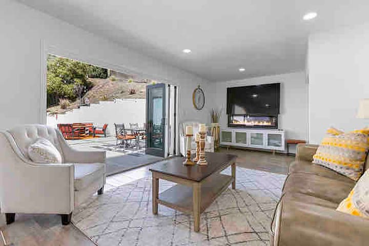 Sleeps 15 by Universal, Magic, Hollywood 12bd/3bth